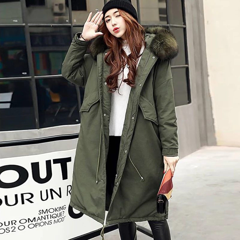 Женская куртка на белом утином пуху с капюшоном из натурального меха енота |