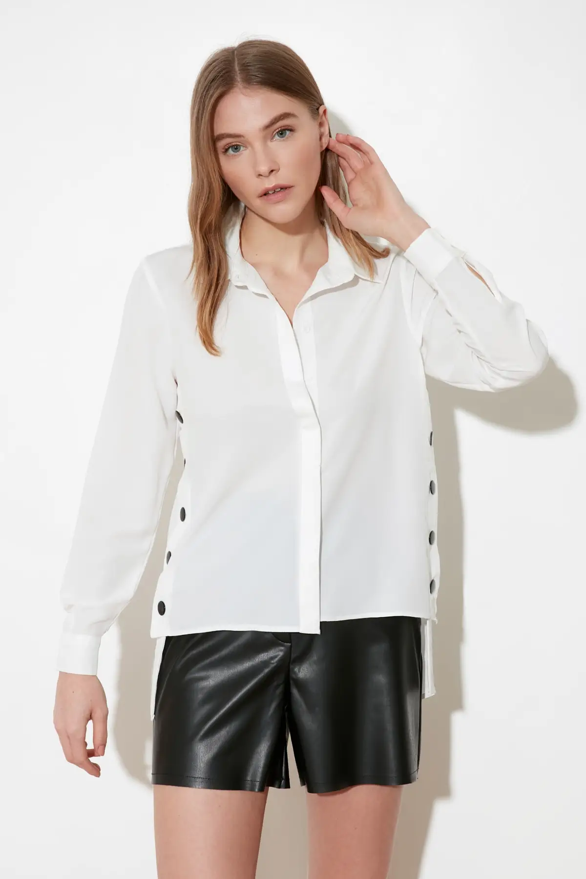 Белая рубашка с застежкой | Женская одежда