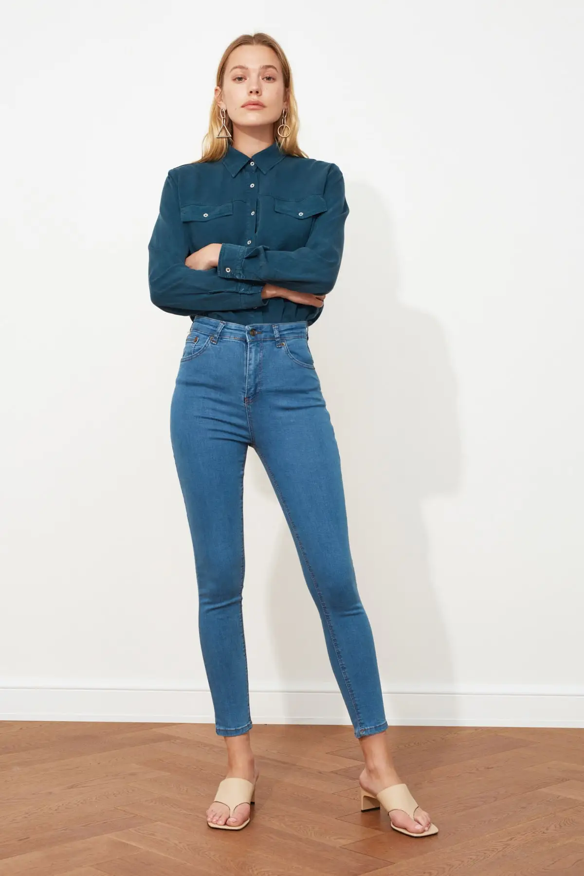  Узкие джинсы с высокой талией 