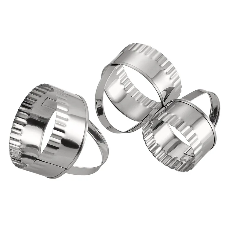 

Stainless Steel Biscuit Cutter Model 3-Piece Cookie Cutter with Handle Biscuit Cutter Set Baking Tool Kitchen Supplies
