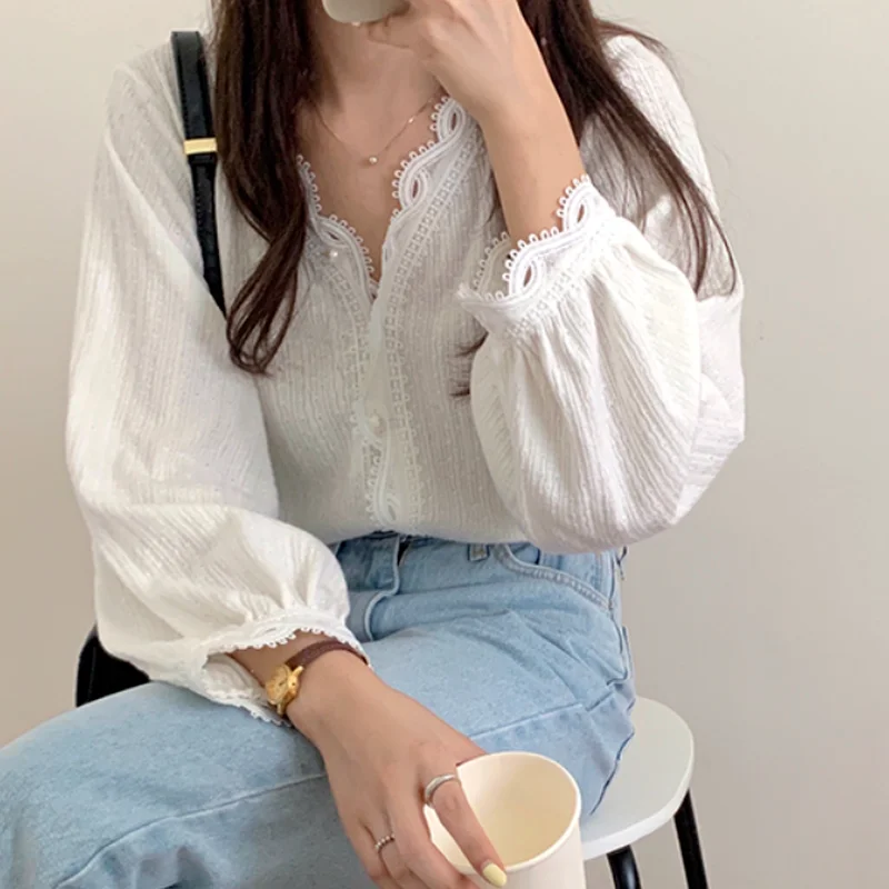 

2021 Autumn Lace Shirt Pearl Button Sexy V-neck Shirt Female Korean Fashion Design Blouse All-match Shirts Tops Blusas 16854