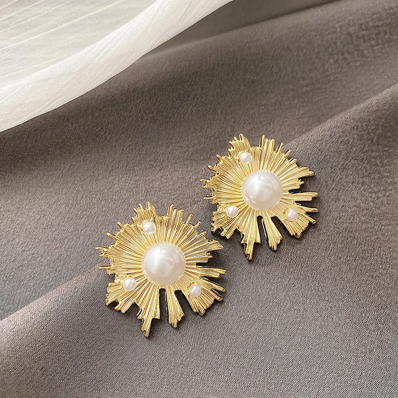 

Korean New S925 Needle Gold Inlaid Pearl Sun Flower Earrings Exaggerated Retro Hong Kong Style Earrings Temperament Earrings