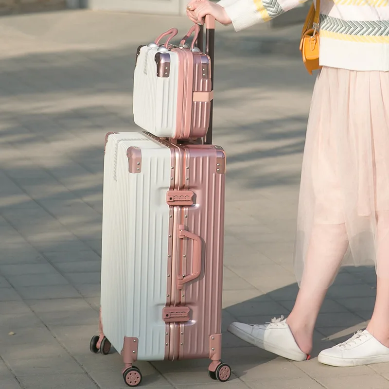 

Улучшенный багаж для путешествий с розовыми и белыми полосками в алюминиевой рамке