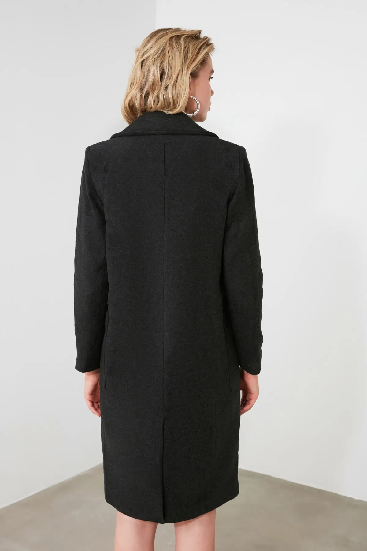 

Trendyol Metal Accessory Detailed Stamp Coat TWOAW21KB0057