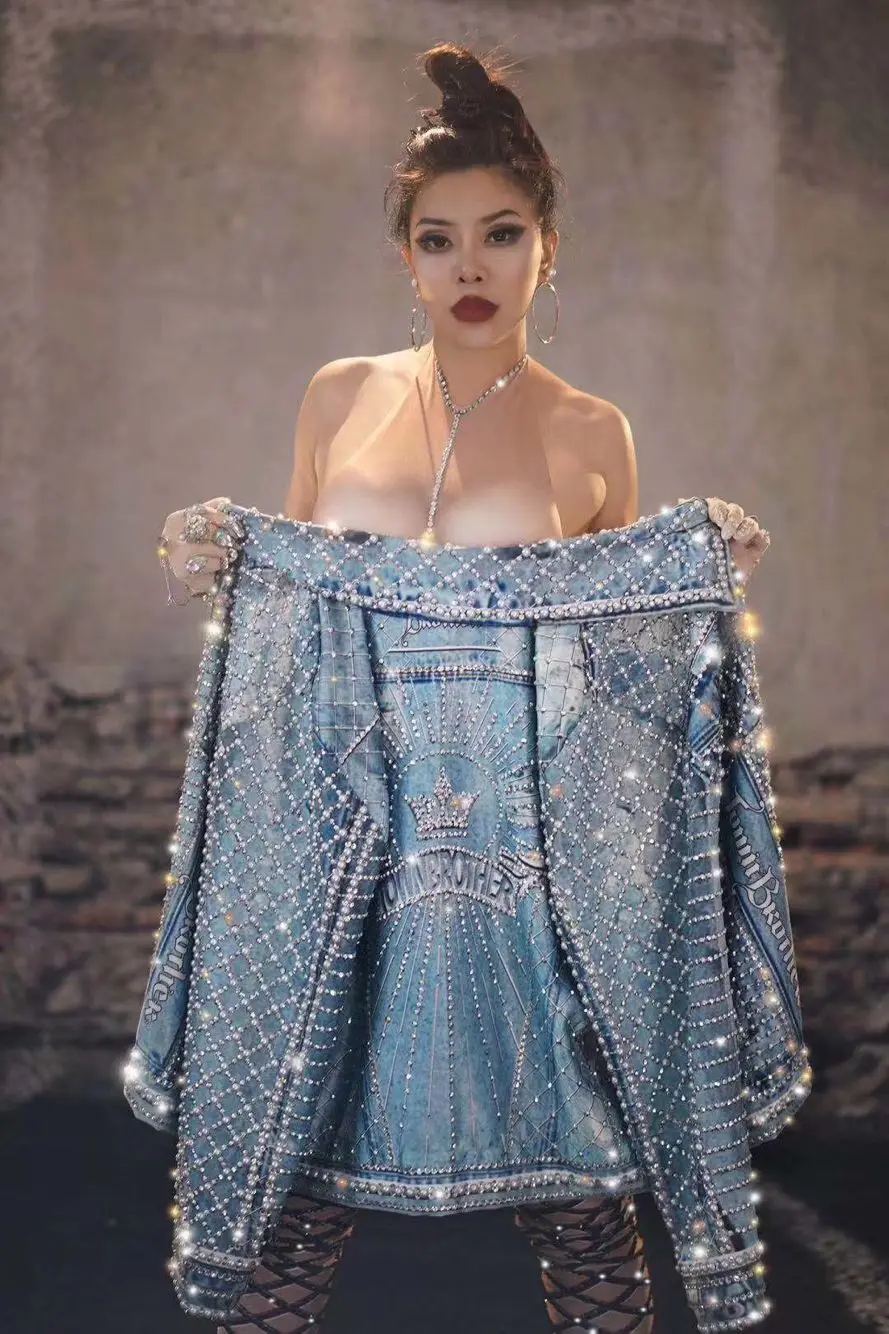 diamentowa perła błyszcząca niebieska kurtka dżinsowa Bar Ds piosenkarka klub nocny bar pokaz sceniczny kostium płaszcz body