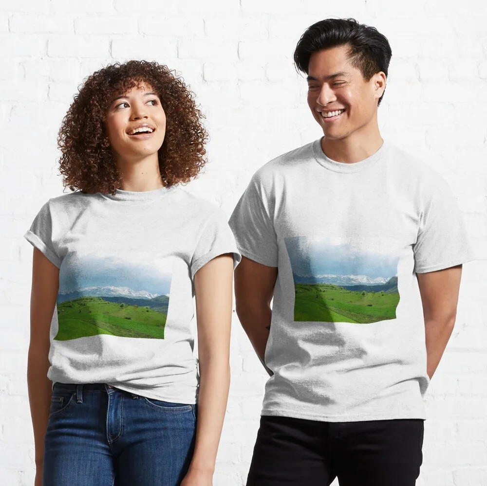 

Женская Классическая футболка с изображением зеленых полей и гор