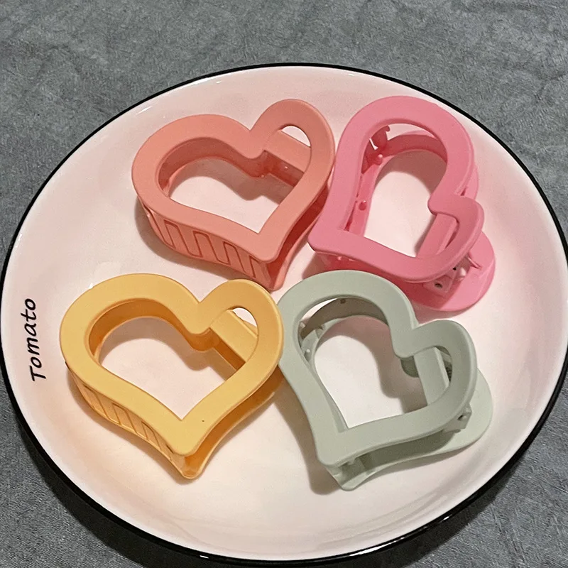 

2022 New Korean Coffee Black Heart Hair Claws Acrylic Hairpins Barrette Crab Hair Clips Headwear for Women Girl Hair Accessories