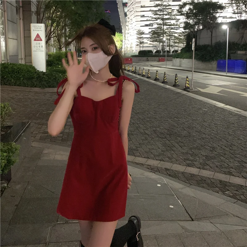 Платье женское на тонких бретельках пикантное облегающее мини-платье для