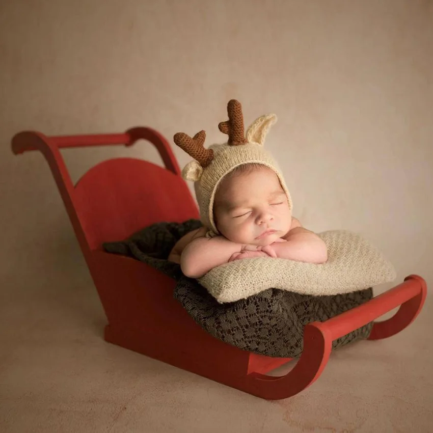 Фон для фотосъемки новорожденных с изображением красных саней