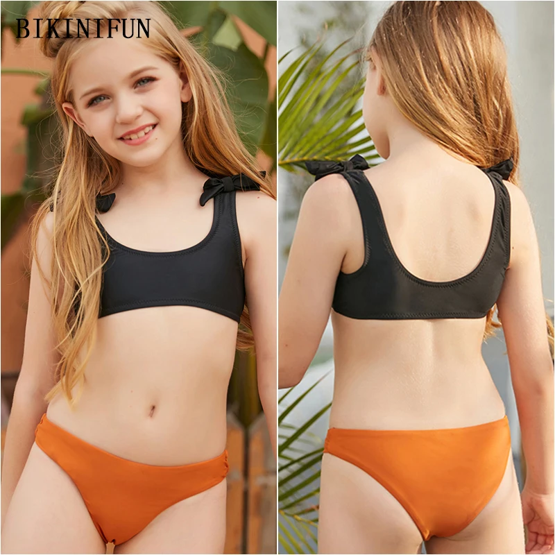 

Женский однотонный купальник с открытой спиной и глубоким вырезом