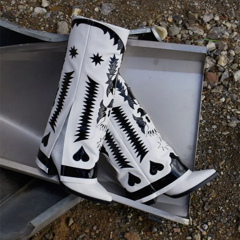 Ботинки женские кожаные с вышивкой белые на толстом каблуке острым носком