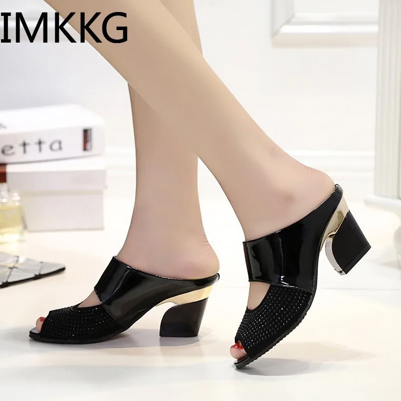 Женские сандалии на квадратном каблуке летние разноцветные модные шлепанцы с