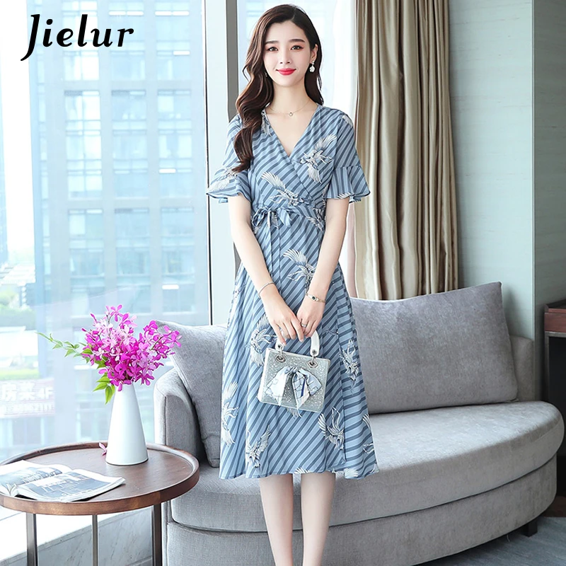 Женское платье в полоску с V-образным вырезом цветочным принтом и оборками |