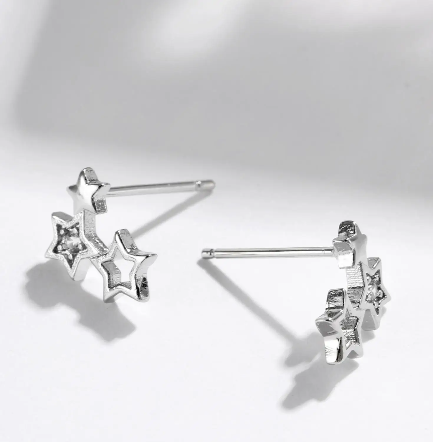 

Серьги-гвоздики женские серебряные с цирконом и звездами