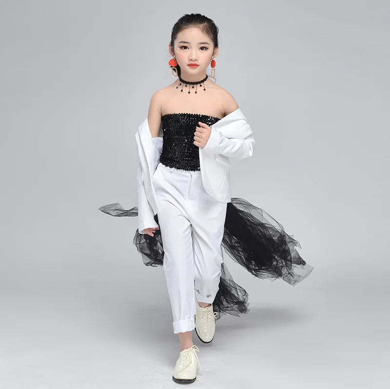 Костюм детский свадебный из блейзера брюк облегающего груди и платья со шлейфом