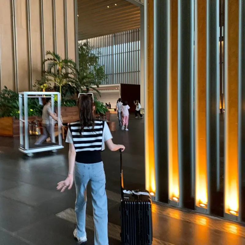 

Summer new striped round neck knitted waistcoat showing thin contrast color sleeveless top