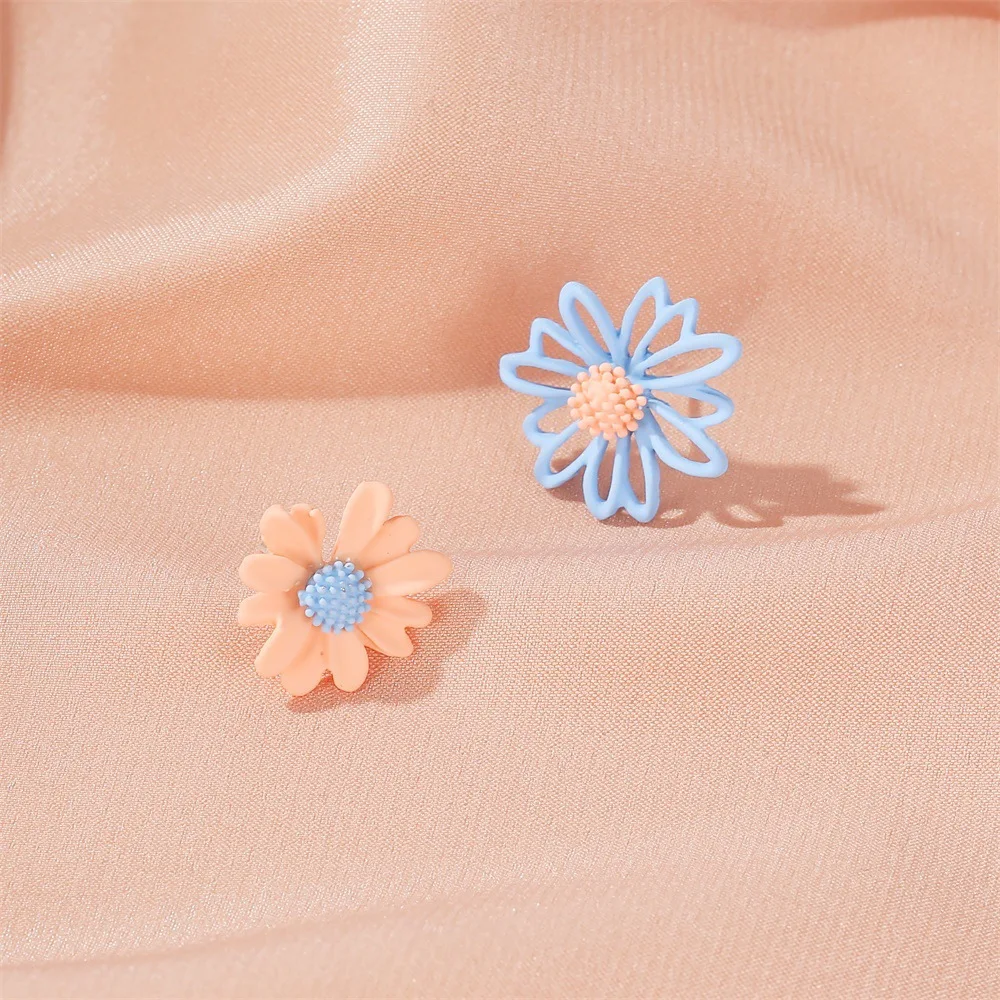 

Korean Style Cute Flower Small Daisy Asymmetry Stud Earrings for Women 2020 New Fashion Sweet Earrings Femme Brinco Jewelry