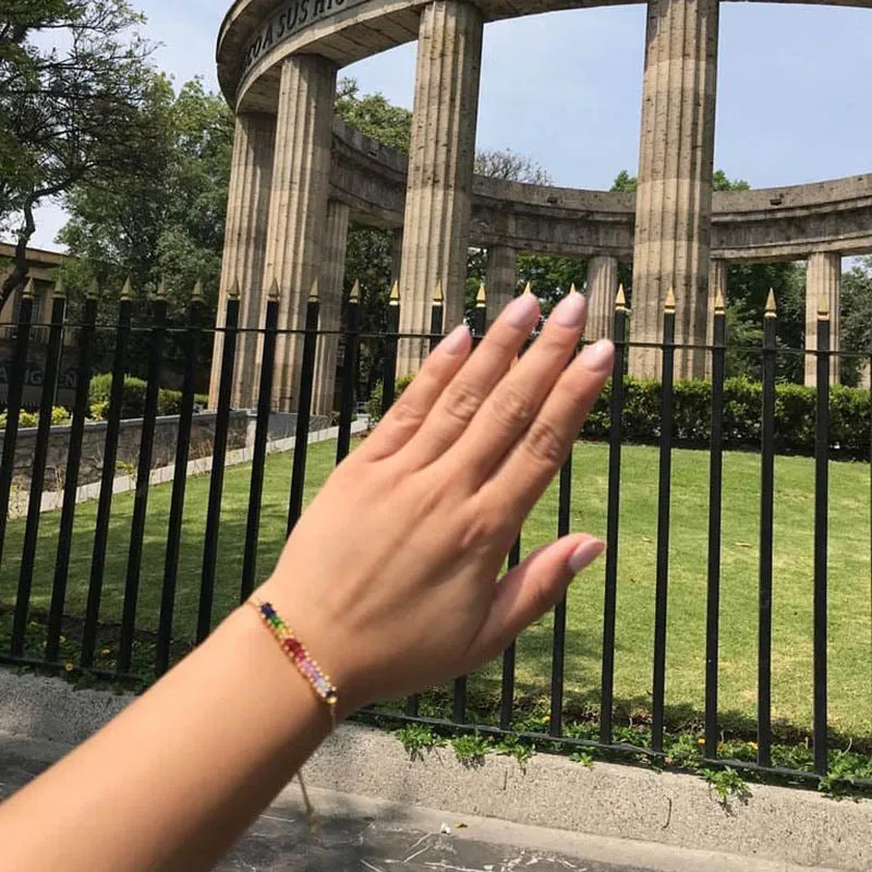 Цветной браслет цепочка с кубическим цирконием золотой геометрический