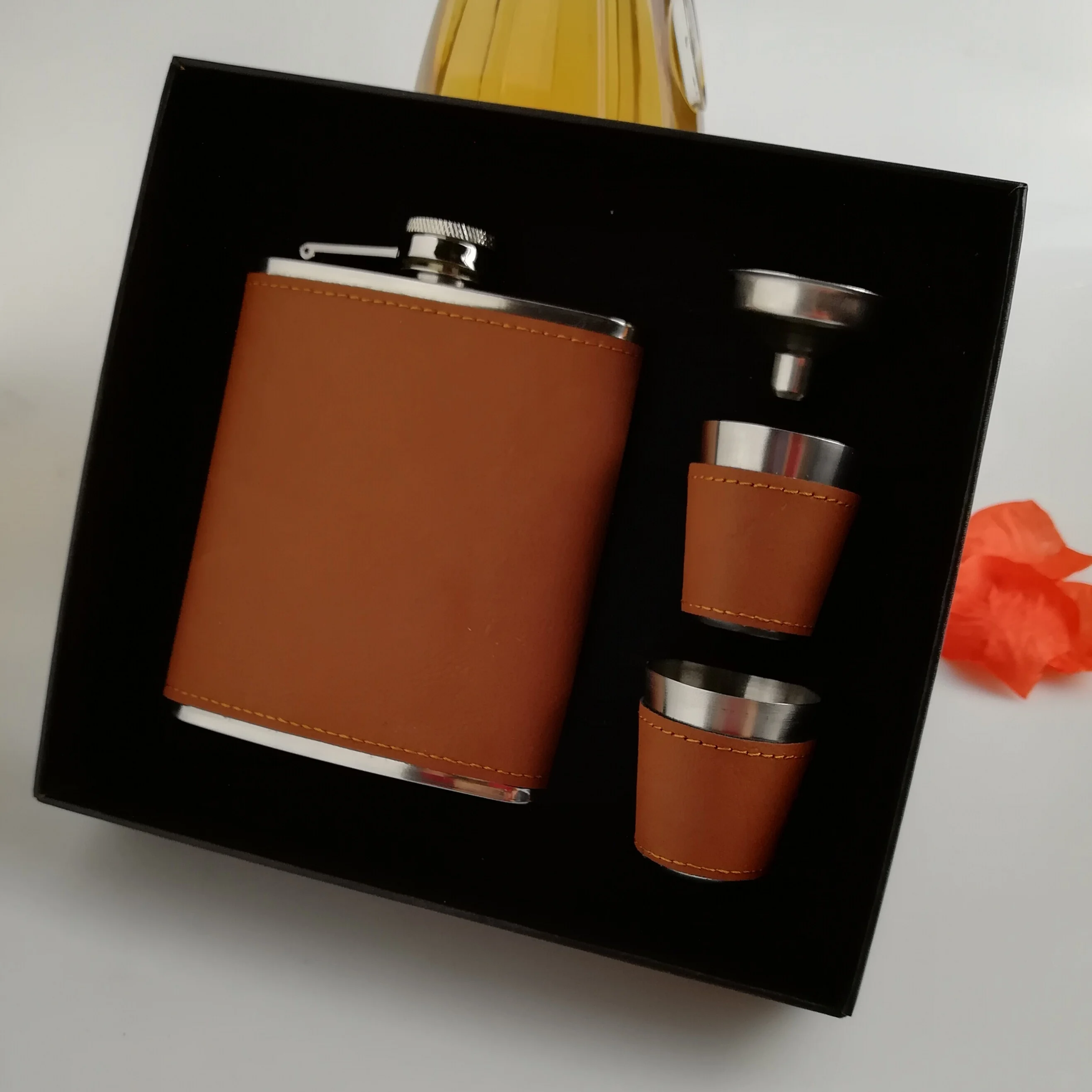 Бесплатная доставка плоская фляжка с кожаной обмоткой 7 унций 2 чашками и
