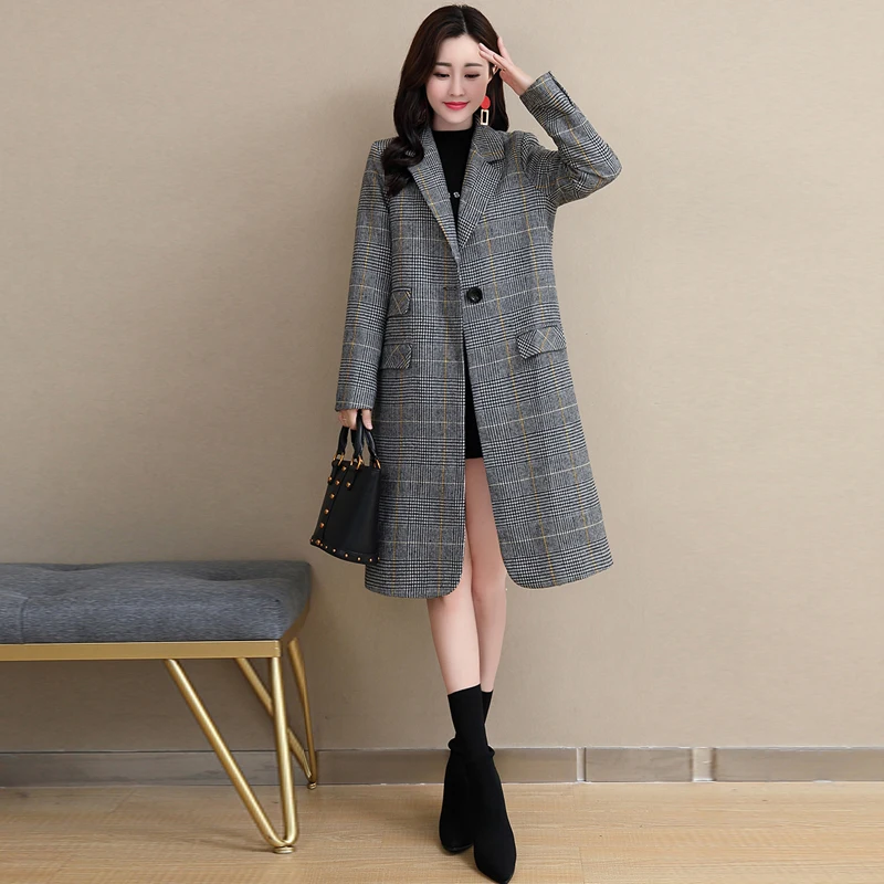 Женское шерстяное пальто средней длины элегантное в полоску с отложным