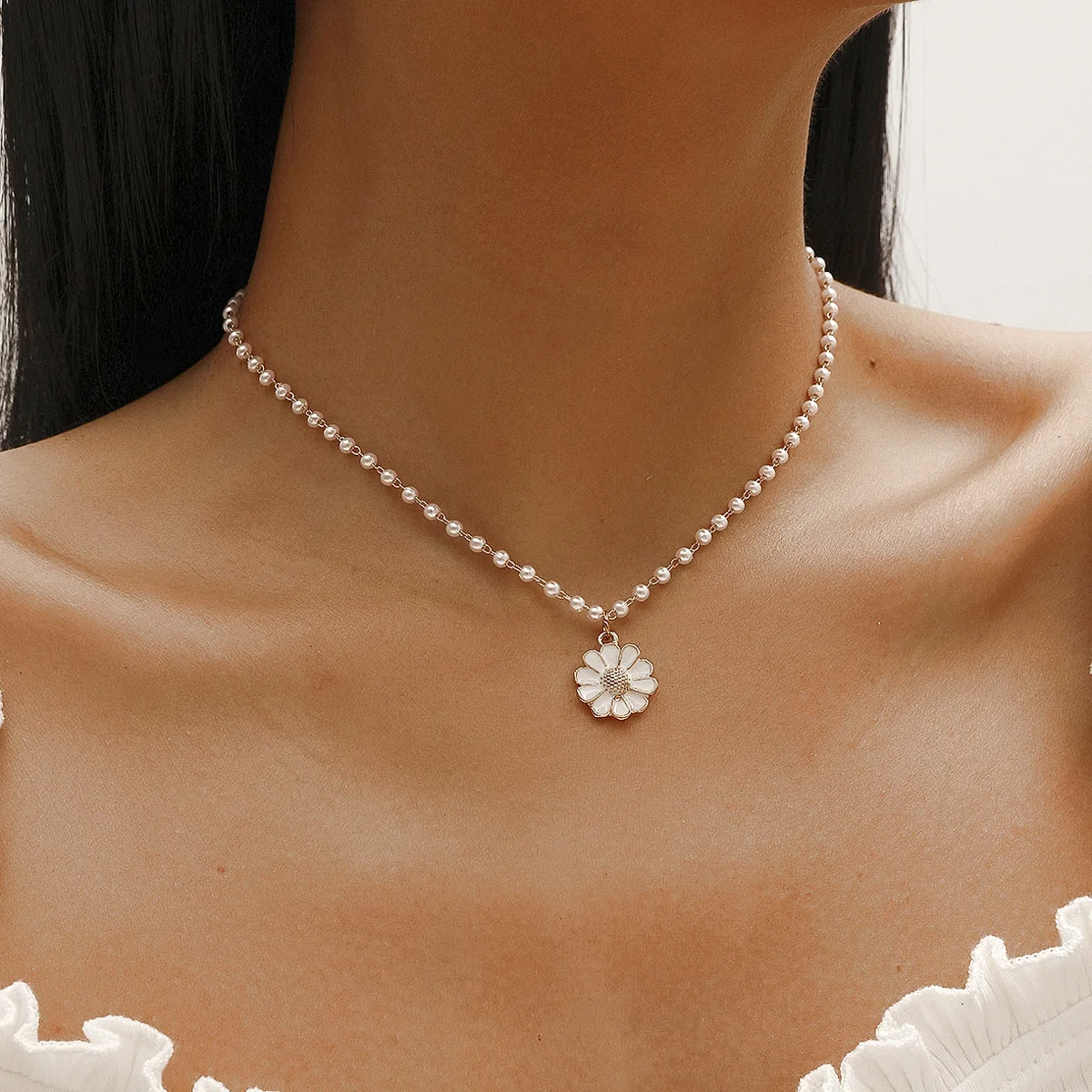 

White small flower pearl necklace cold wind high flashing pearl chain choker chrysanthemum clavicle chain jewelry wholesale
