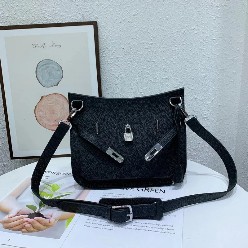 

2021 new leather fashion layer leather messenger bag Guangzhou lady bag Gypsy lady bag