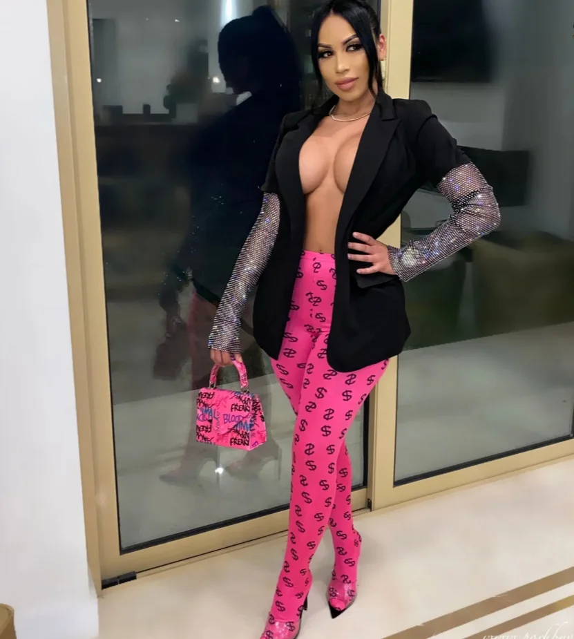 

Женский блейзер с бриллиантами