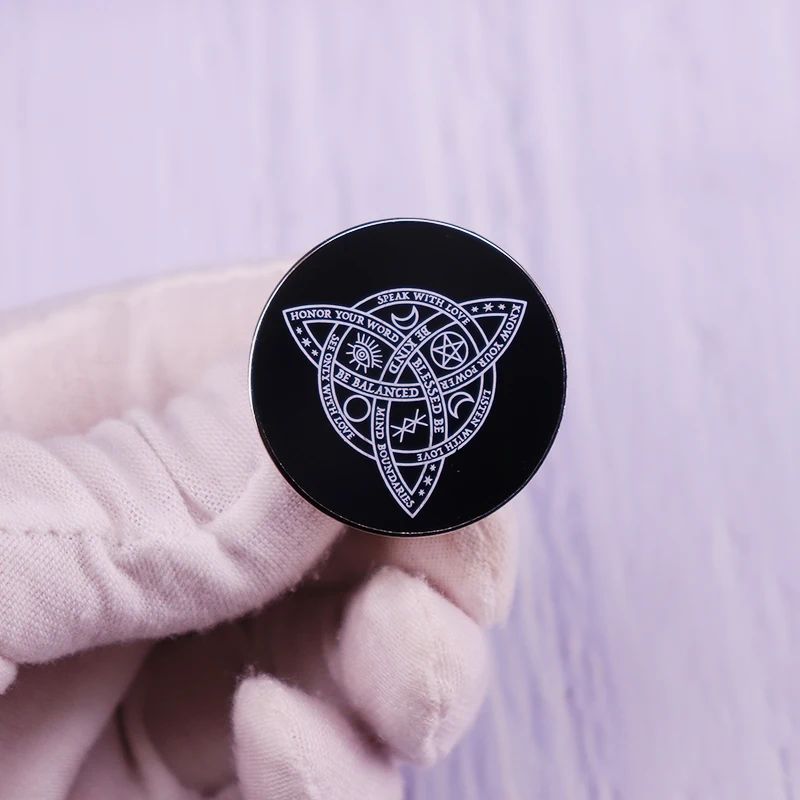 Хорошая ведьма благословенная говорят слушайте смотрите все с любовью. Знайте