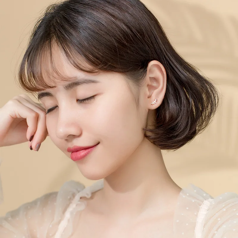 Простые маленькие асимметричные серьги гвоздики с инкрустированным цирконием в