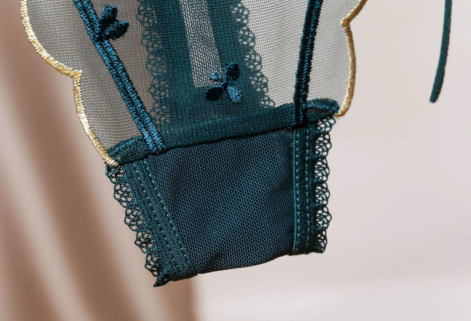 

Sexy Lace Floral Thong Ladies Panties Embroidered Mesh Yarn Perspective Young Women Girls Underwear Hot T Pants G-String Thongs