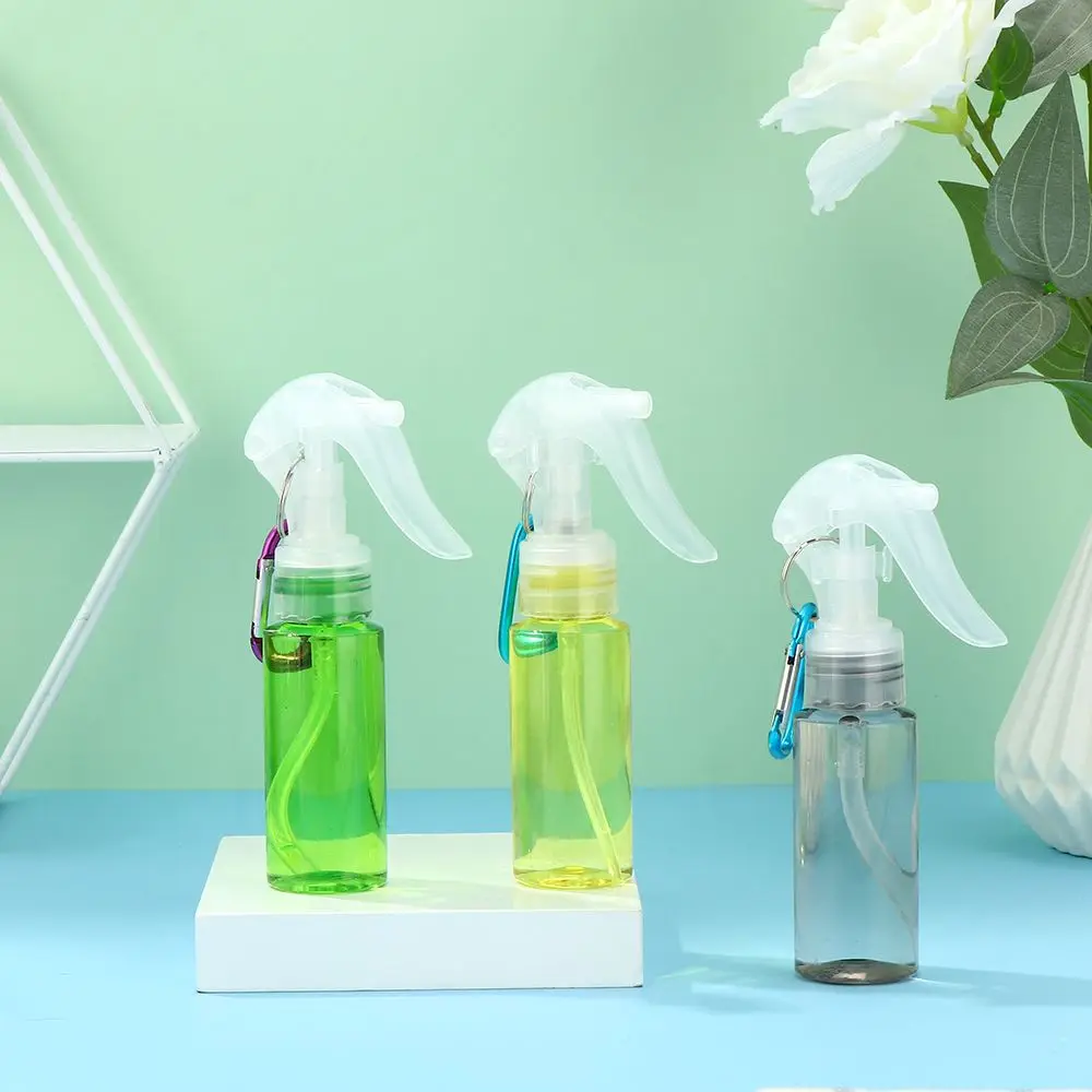 Прозрачная пластиковая бутылка-распылитель 60 мл с карабином | Красота и здоровье