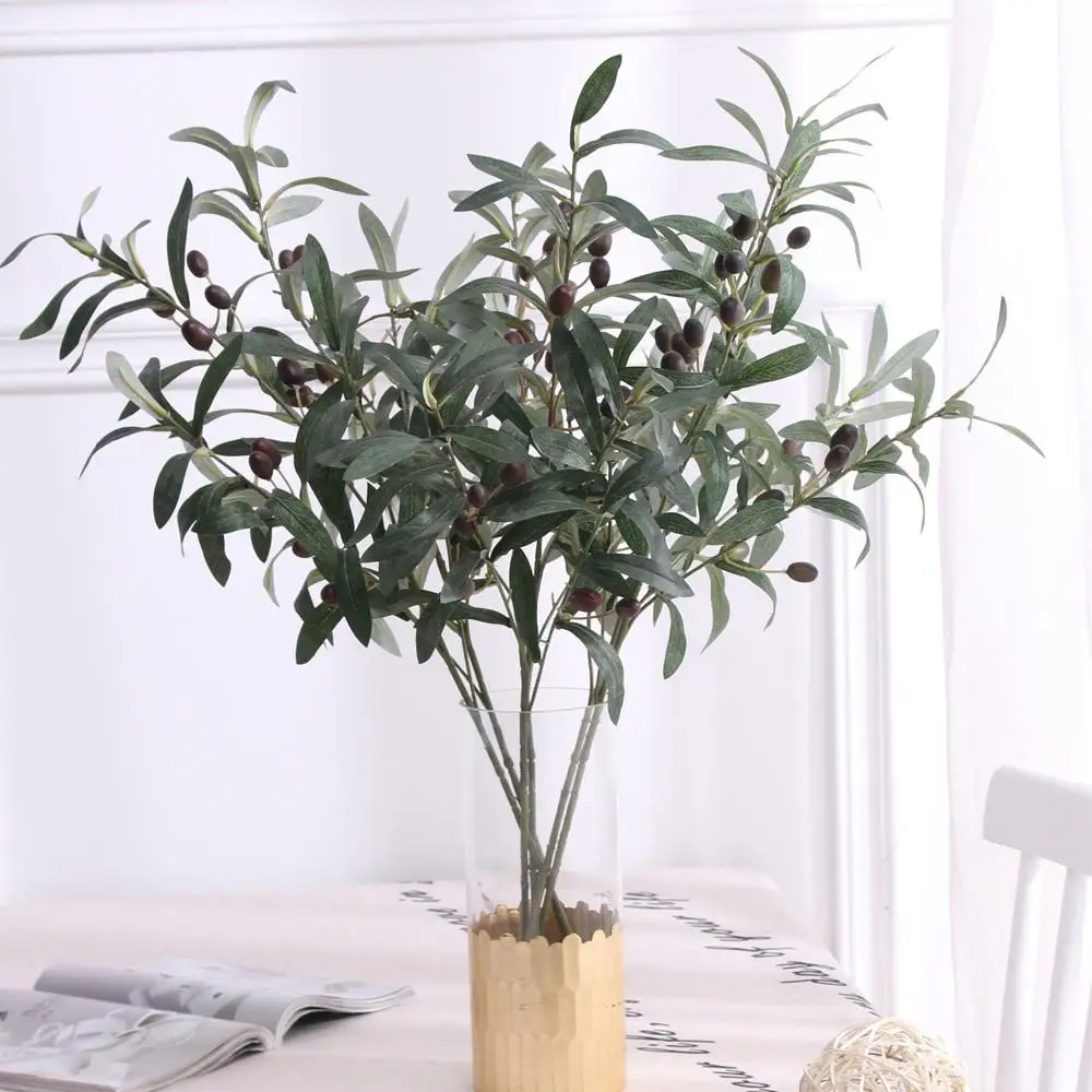 

Искусственные ветки оливы оставляют с фруктами для оформления вазы своими руками