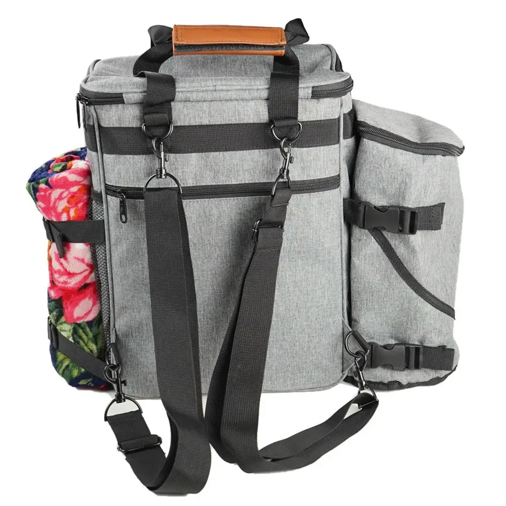 Сумка для перевозки домашних животных с набором для хранения игрушек и одним контейнером для корма.