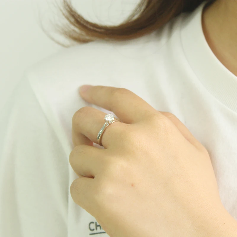 Пасьянс 0.5CT сердца стрелы бесцветные Charles Colvard Forever One Moissanite обручальное кольцо 18K
