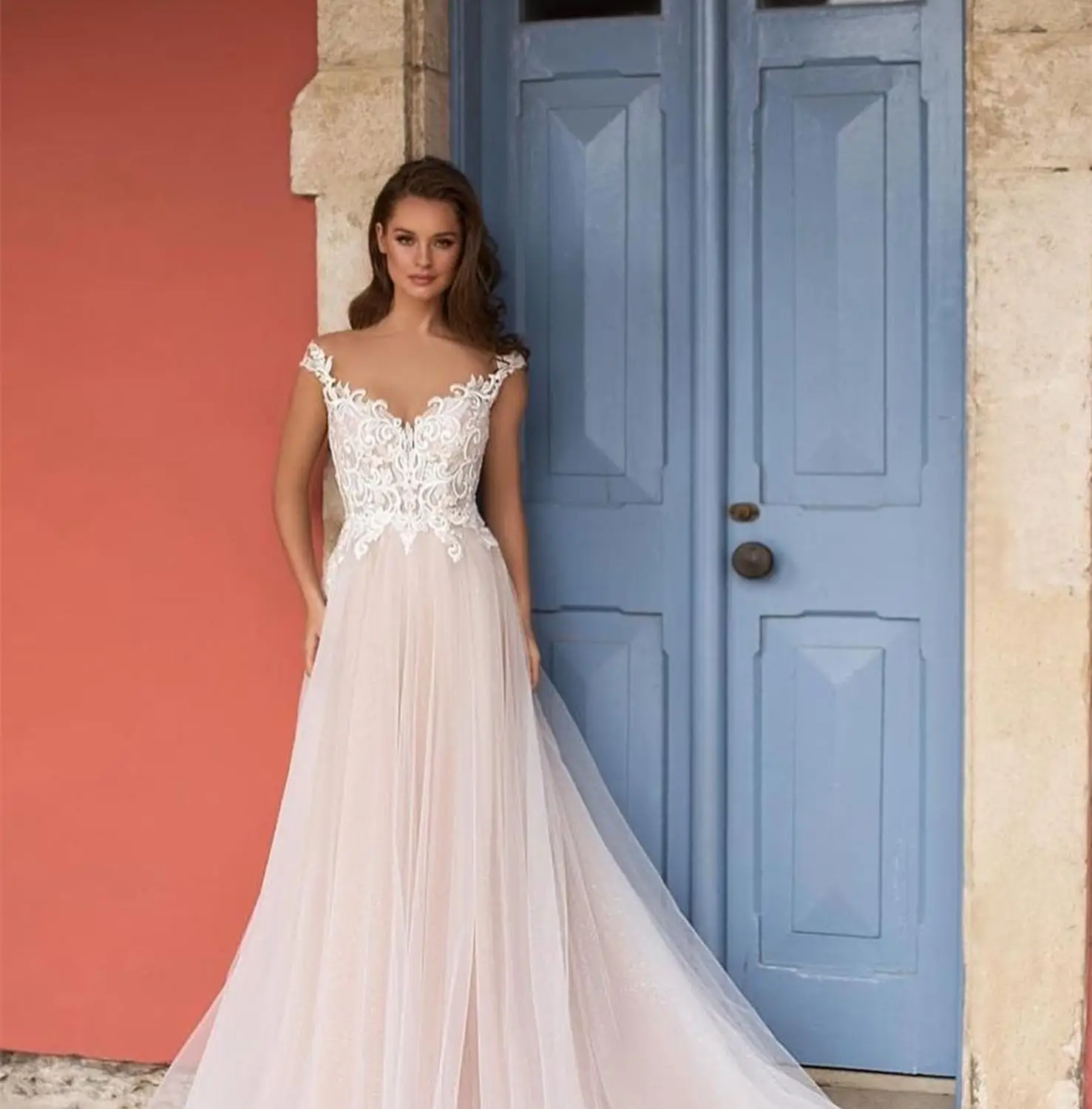 Женское платье с открытой спиной белое кружевное до пола круглым вырезом