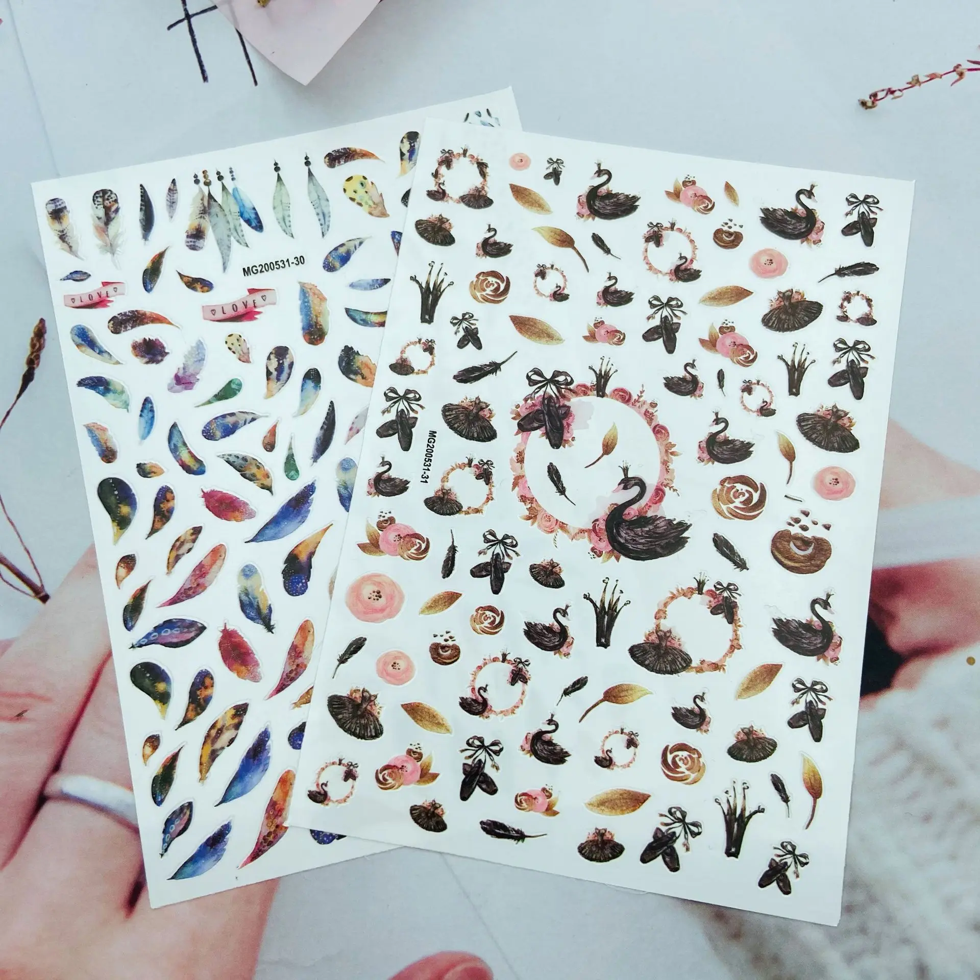 

Стильные 3d наклейки для ногтей в японском стиле, тонсветильник наклейки для ногтей, черные Лебеди и перья для маникюра, подарки для женщин и ...