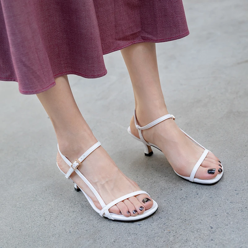 

Новинка лета 2020, женские сандалии на высоком каблуке, привлекательные сандалии с открытым носком, модные простые туфли с ремешком сзади и пр...