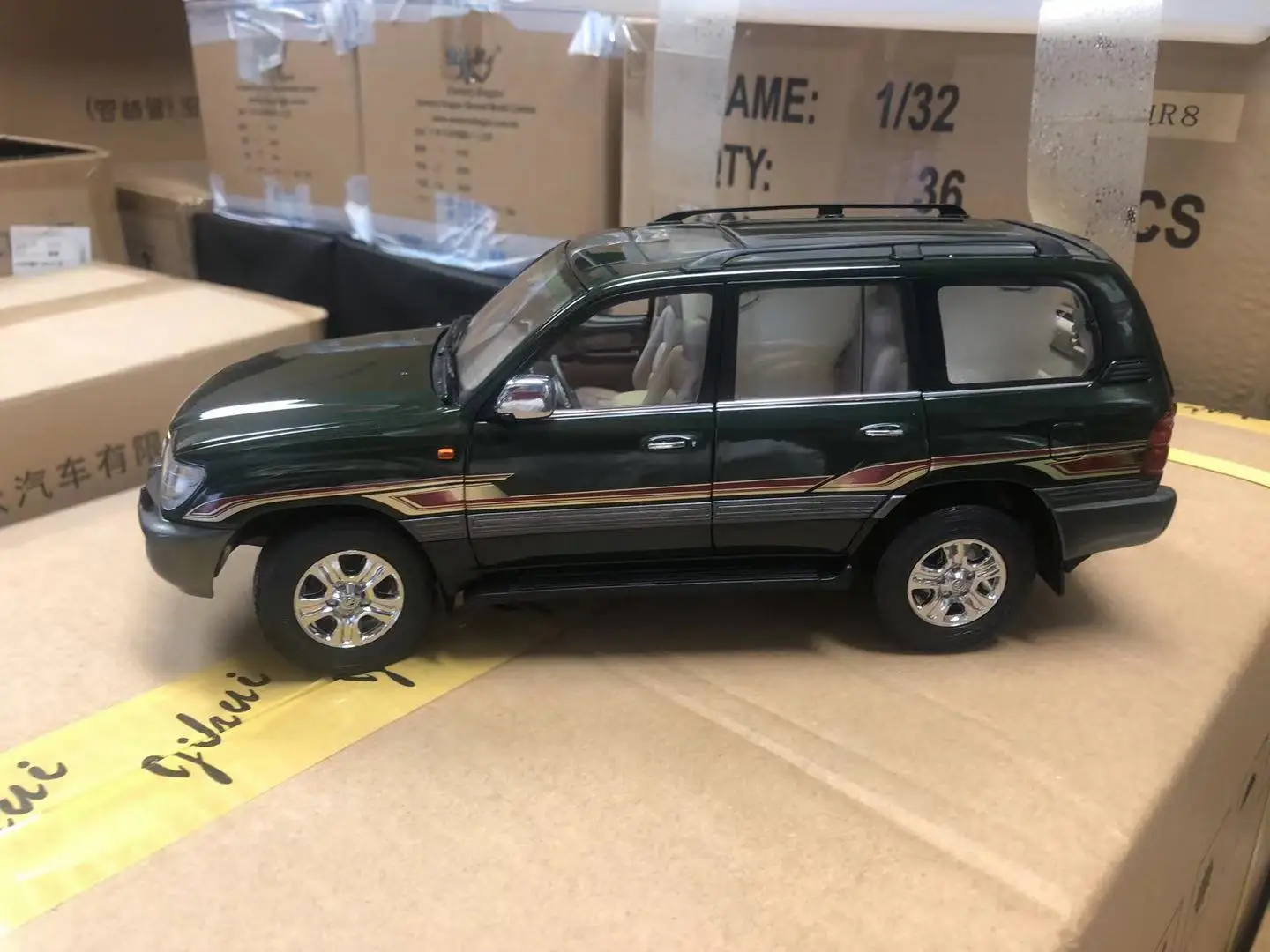 

Модель автомобиля FAW 1:18 LC100 Land Cruiser из сплава