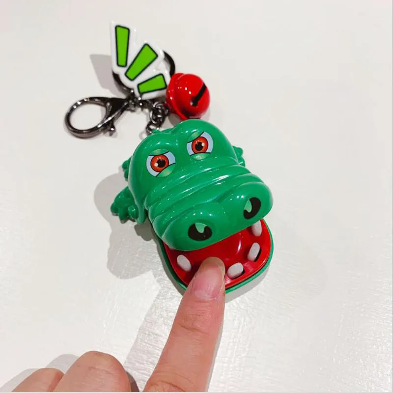 Милый мультяшный кусающий рукой крокодил тройной детской инновации брелок для