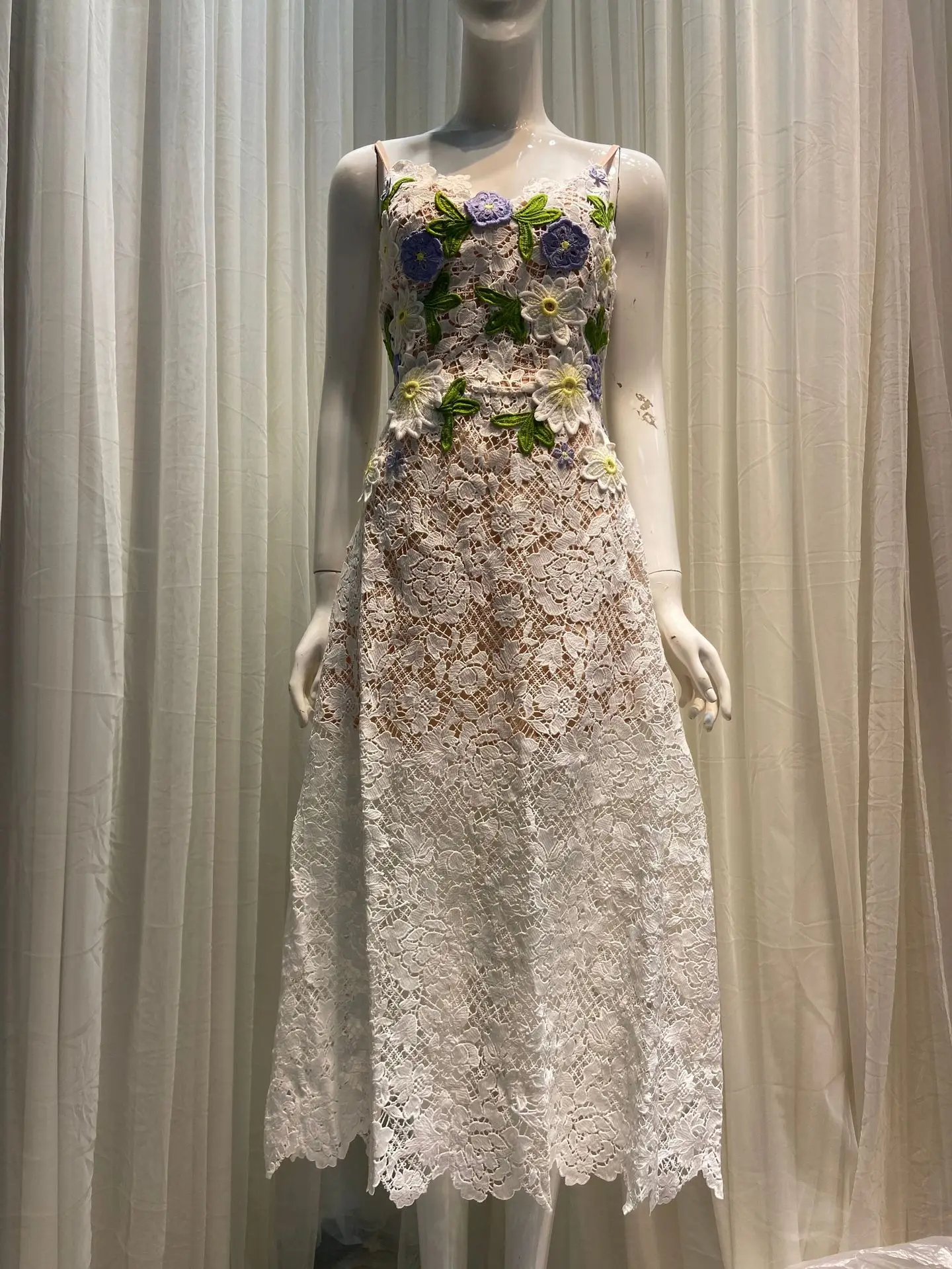 

Длинное платье-трапеция, на тонких бретелях, с цветочным принтом