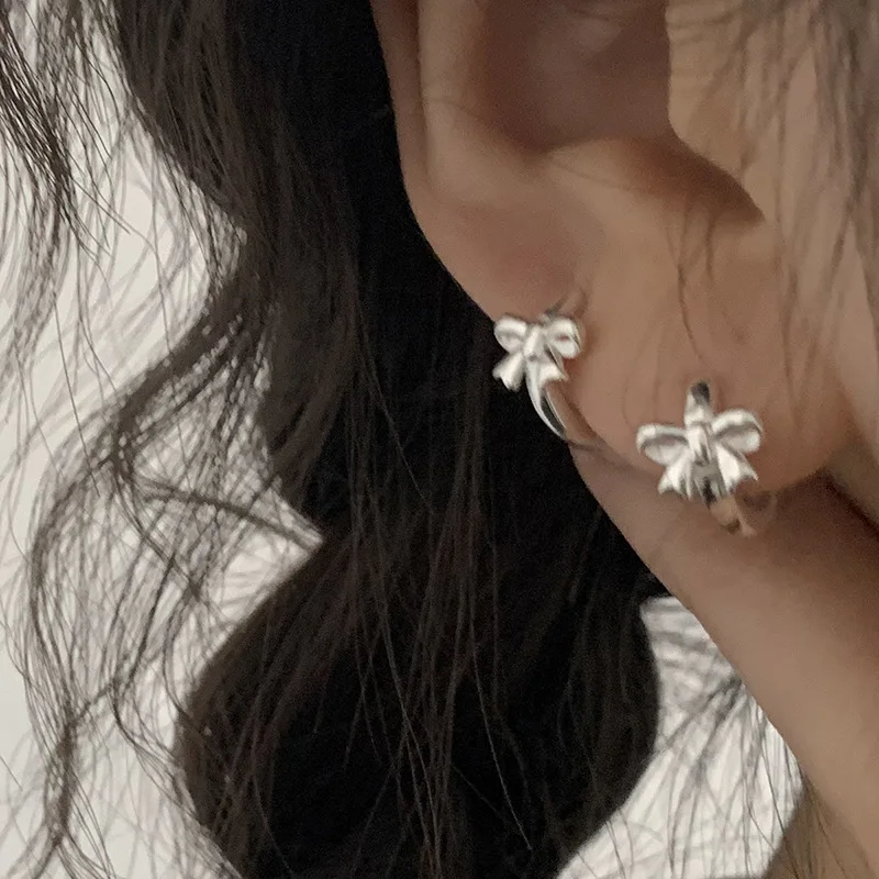 

Серьги-кольца женские из серебра 925 пробы с бантом