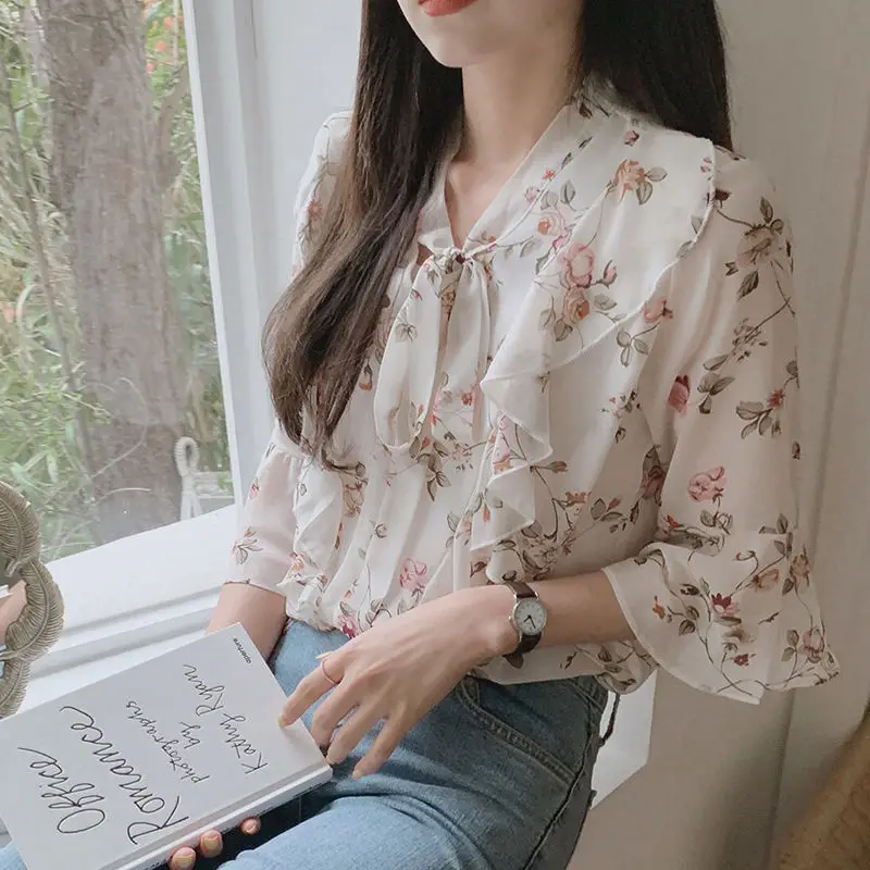 

Женская шифоновая блузка с бантом, Элегантная блузка с V-образным вырезом и коротким рукавом, топ с цветочным принтом, пуловер в Корейском ст...