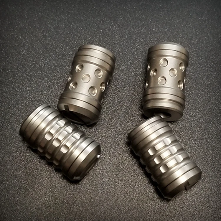 Подвеска Три в одном из титанового сплава с большим ножом и фонариком |