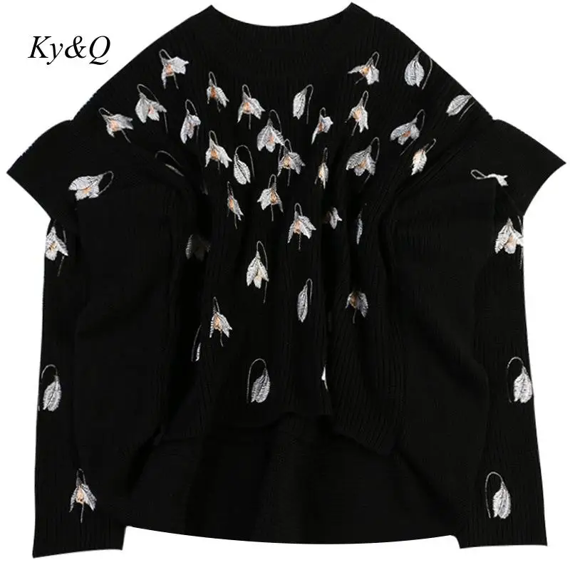 Женская трикотажная рубашка с длинным рукавом круглым вырезом и цветочной