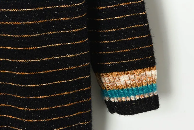 Женское свободное платье свитер подиумное вязаное болотного цвета в полоску с