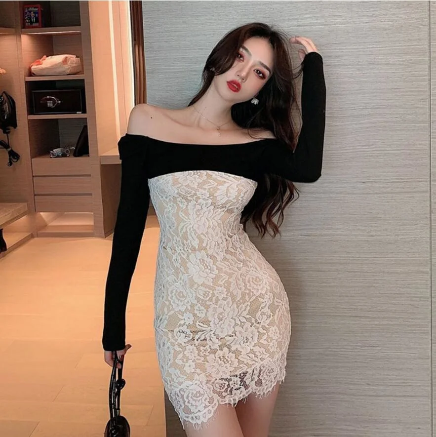 

Женское приталенное платье с открытыми плечами и кружевом