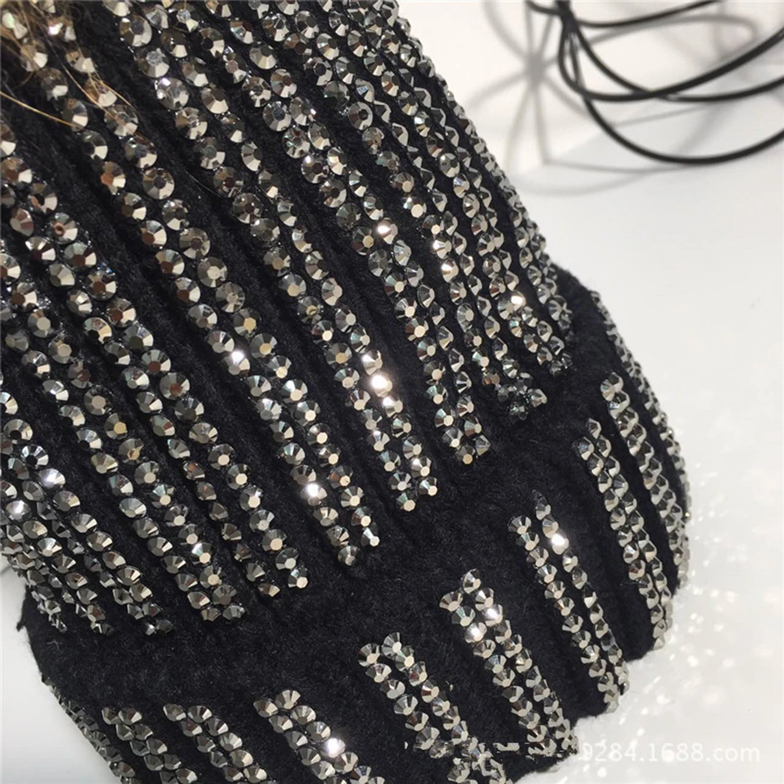 

Winter Knitted Hats Outdoor Casual Warm Women Black White Solid Color Rhinestone Thick Soft Woolen Yarn Knitted Hat Cap Beanie