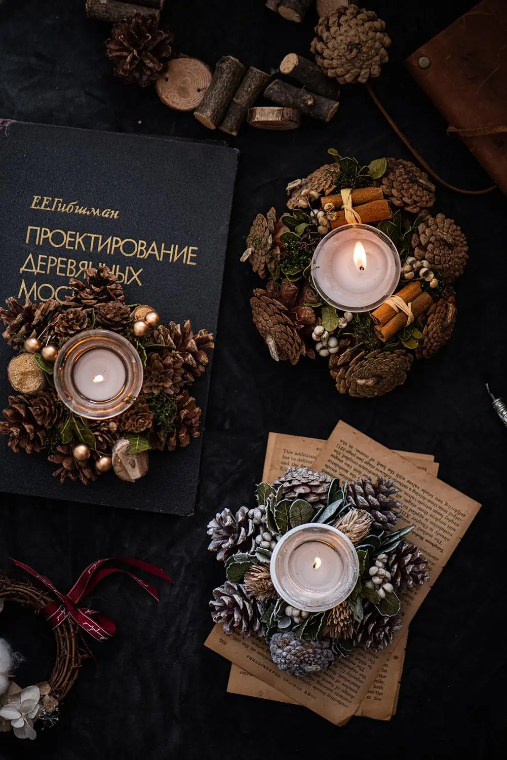 Рождественские подсвечники ручной работы красные ягоды сосновые шишки