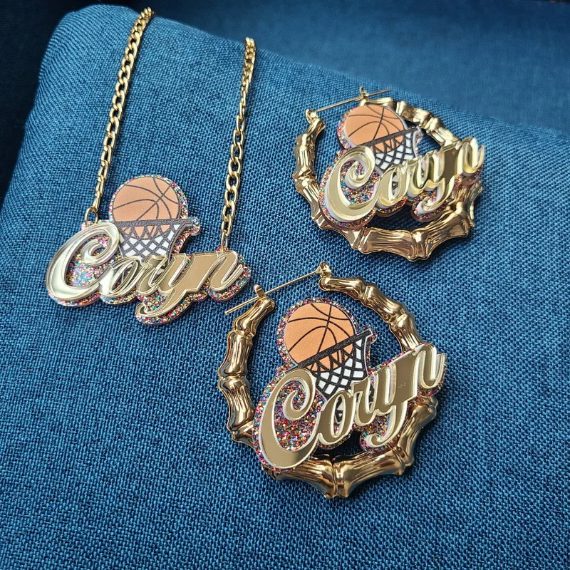 Комплект из колье и серёг с мультяшным именем |