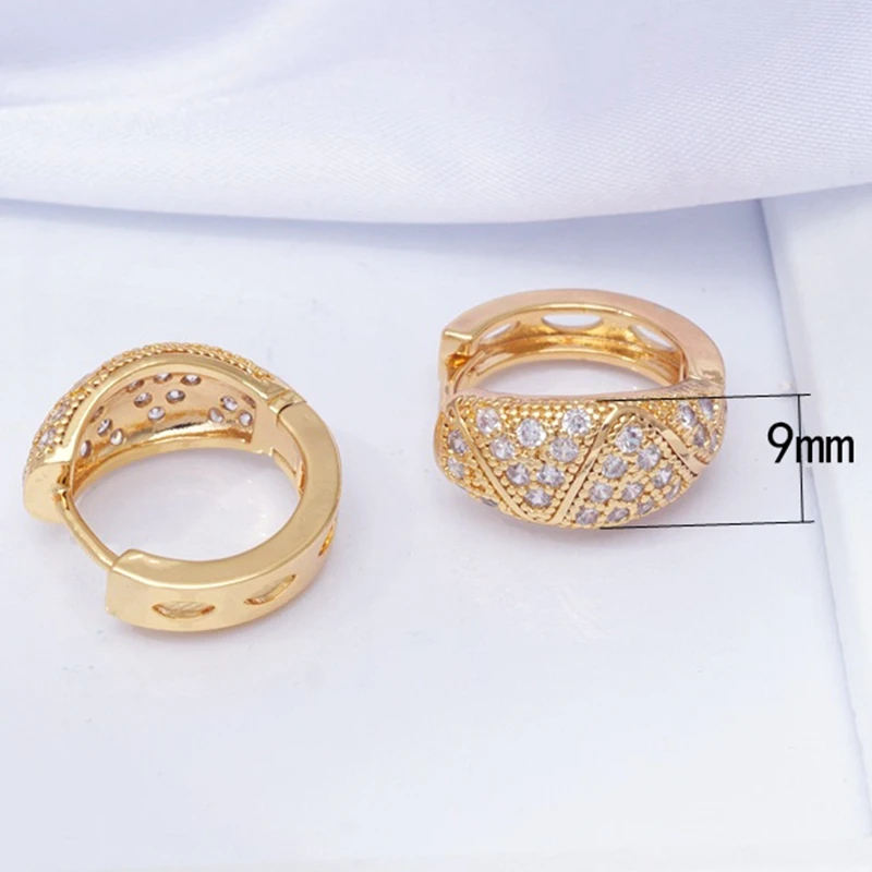 Простые геометрические серьги кольца с белым фианитом и кристаллами модные